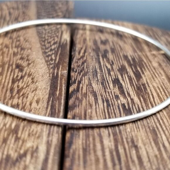 Slim slender silver tone Bracelet B915 - Picture 1 of 3
